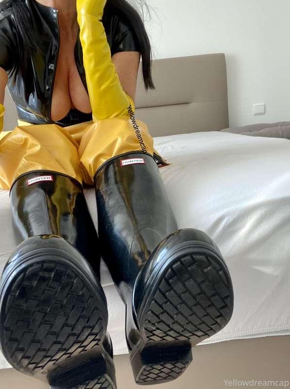 Black and yellow Latex rubber outfit preview🖤💛