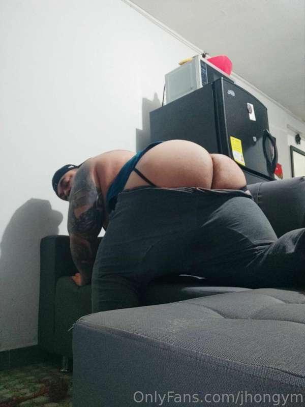 Me bajas la sudadera y me comes en la sala🍑🔥

You pull my sw..