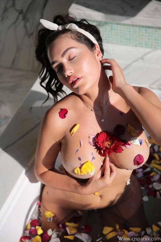 Rose petal bath fit for a Queen 👸🏻 Join me? This sensual nud..