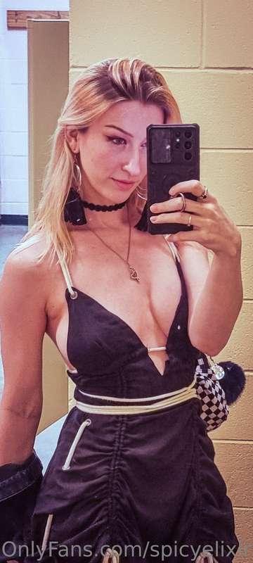 This dress has such easy access 🥵😈