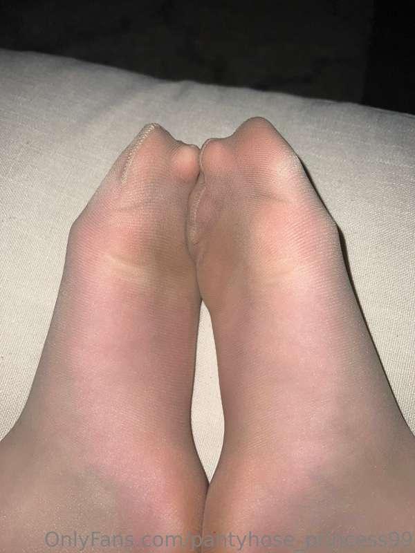 Sweaty/wet soles ready to be shoved in your face😈