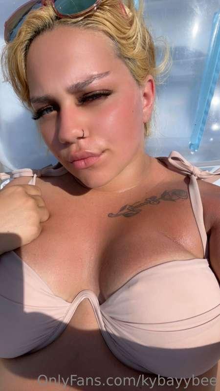 Beach day , i bet I’ll have a nice tan later on my 🍑 😘