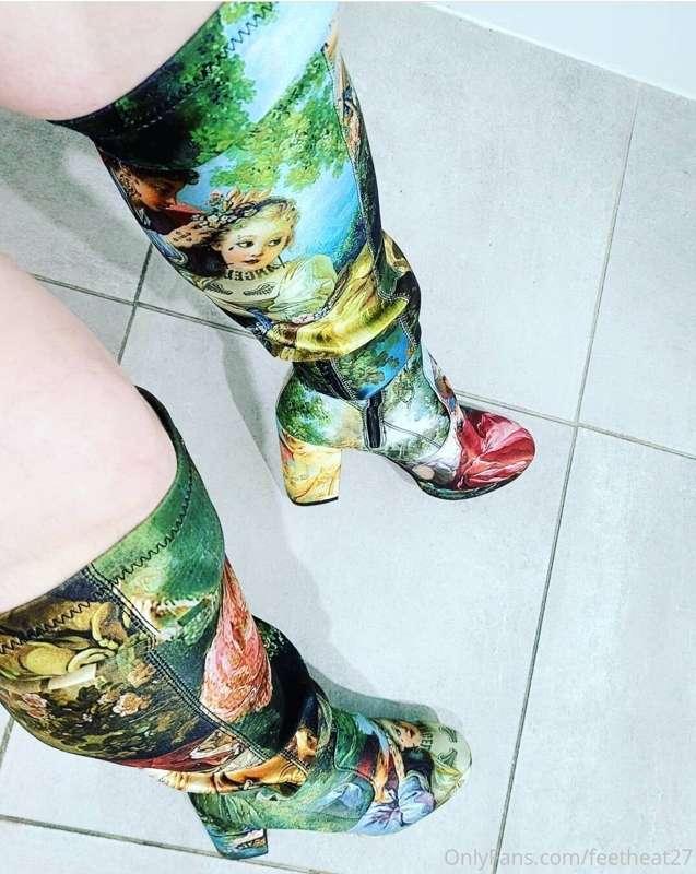 Feel like such a queen in my dolls kill knee high boots. 
Wh..