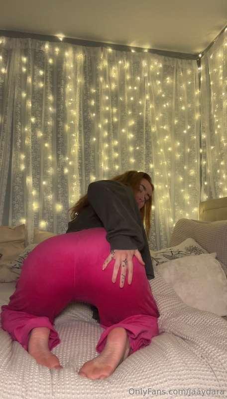 In bed and lonely🥹 will you keep me company babe?😈 dm me, im..