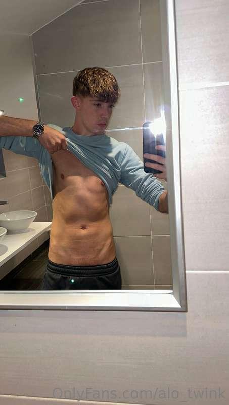 M33t me in the bathroom. Don’t tip the waiter, tip me!😉