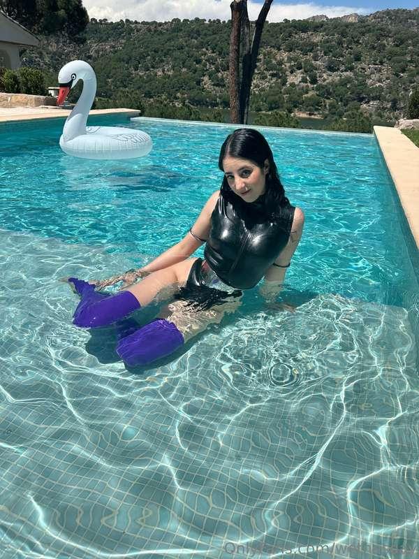 Bathing with latex and Sthalmeister belt 🥰🩵