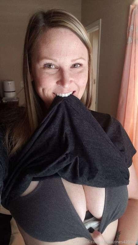 Not to toot my own horn, but this cleavage is the 💣