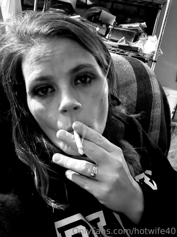 Who want to cum smoke with me.