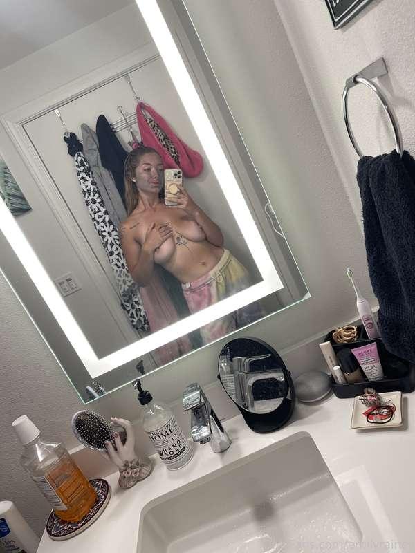 Typical face mask & fav sweatpants mirror pic 😈 super sexy s..