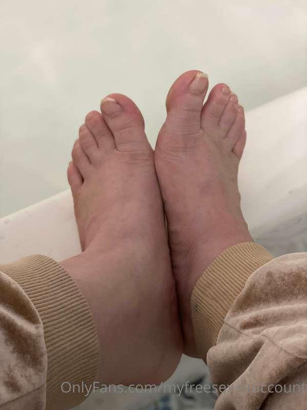 What color should I paint my toes? Comment If you have other..
