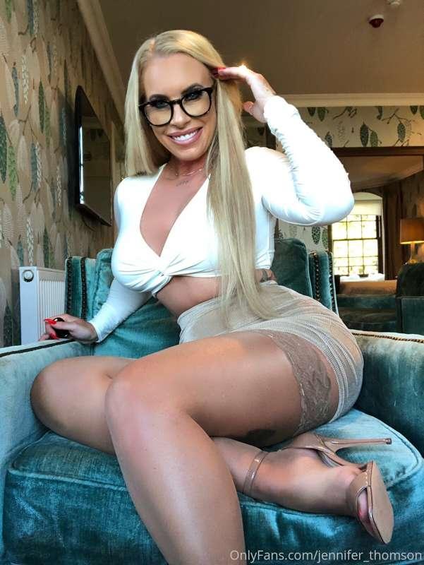 What do you prefer?? Heels or no heels?? 🤍