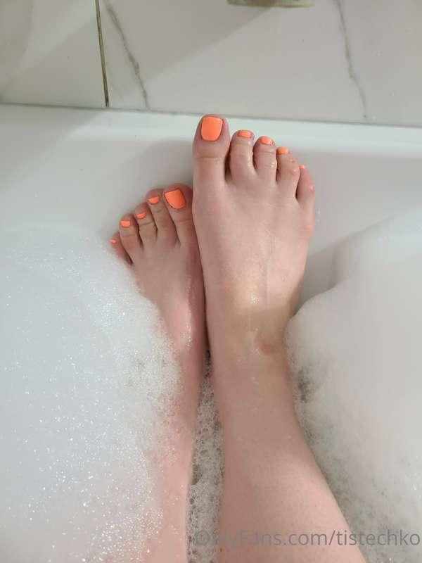 Fresh pedicure 🧡 do you like this color?😊