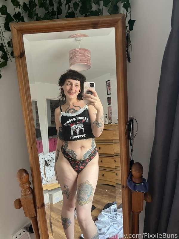 cumming over my small tits, shaved pussy or my braces?

#braces #tattooed #petite #smallwaist #smalltits #smallboobs #altgirl #young #natural #cute