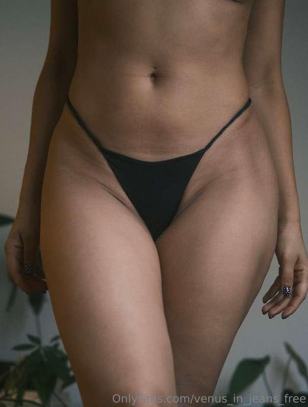 My hips are made to be worshipped, touched, kissed and fed v..