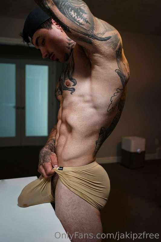 I just can't stop putting my big cock on things 😅🍆... Check ..