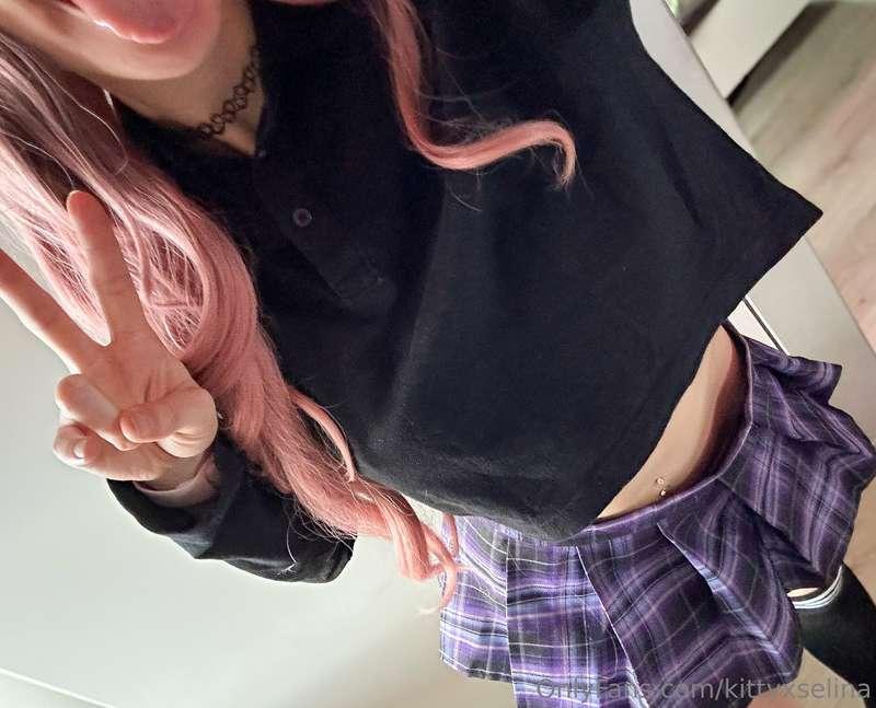 Ohne Tanga im Mini-Rock zuhause 🫣😘 Darf ich mich auf dich se..