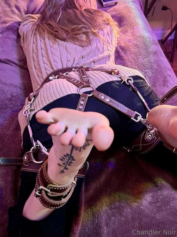 Wait, toes are actually so cute 🦶🏼 little beans 😂