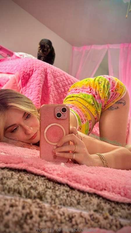 Saying goodnight with my ass up💖