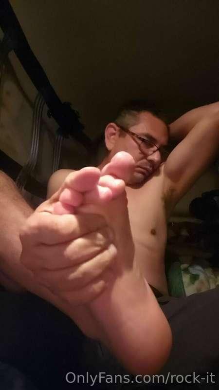 Taking a quik break to massage my sore neck and feet in my s..