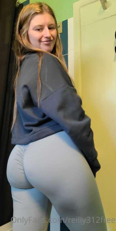 Should I wear more leggings 😉😘?