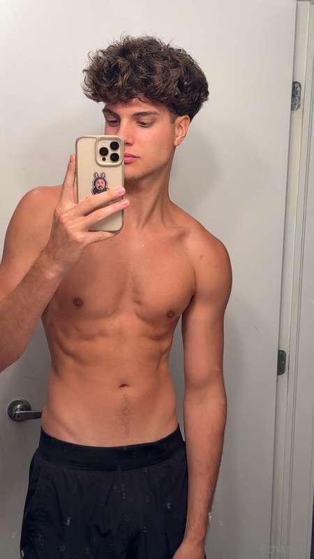 Swipe to undress me front & back 👀 