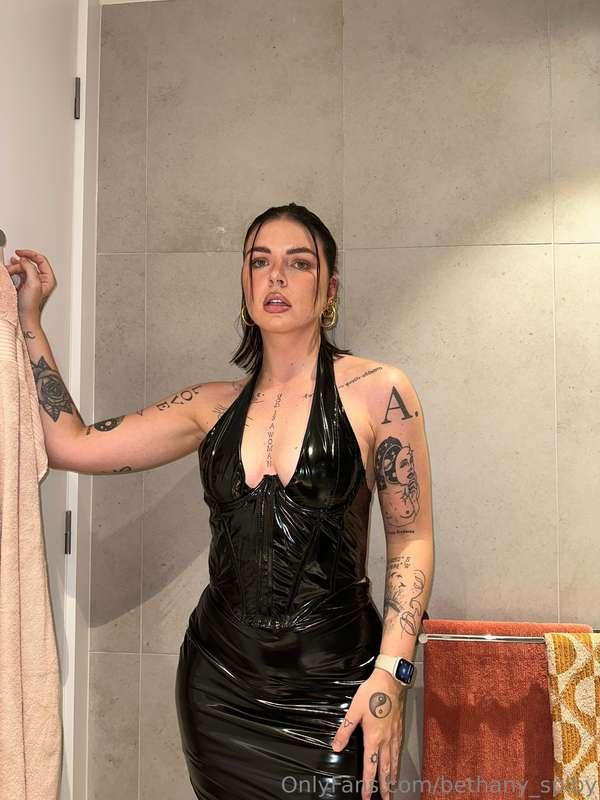 Tip me ANYTHING UNDER THIS POST if you think I look hot and ..