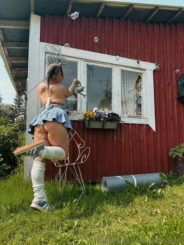 FIN | Kastelen vaa kukkia, mitä sä kattelet? ENG | Just wate..