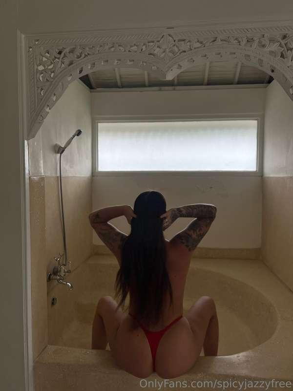 CHECK YOUR DMS 😏 I just sent out a bunch of my content in th..