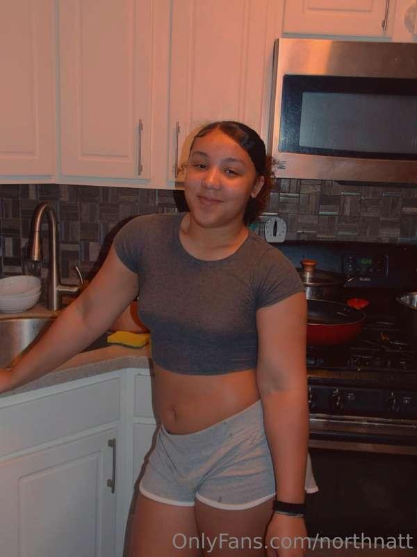 This pic feels so vintage like I’m someone’s sexy ass mom lo..