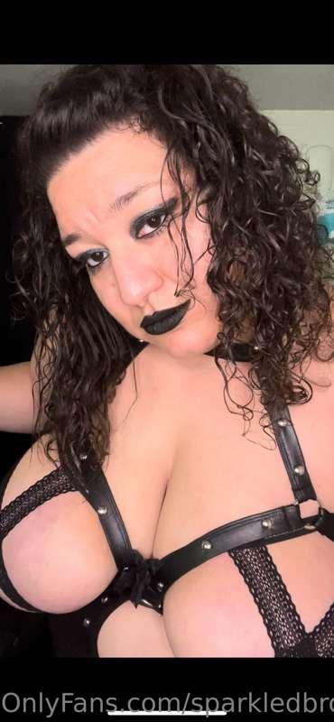 Anyone looking for a Goth Girl?🖤
