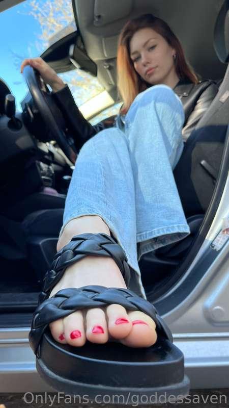 POV you’re putting 💸 under my feet and I let you kiss my toe..