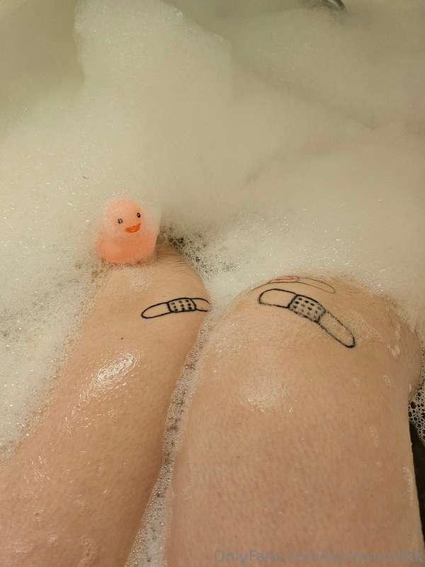 took a lil bath uwu pls enjoy my shiny wet ass ❤️