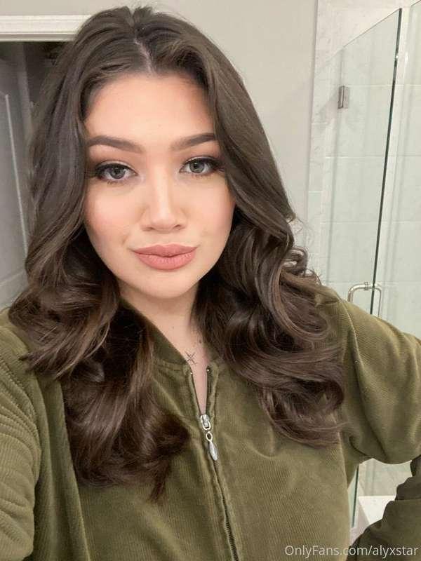 #SelfieSaturday A little behind the scenes glam for some up-..