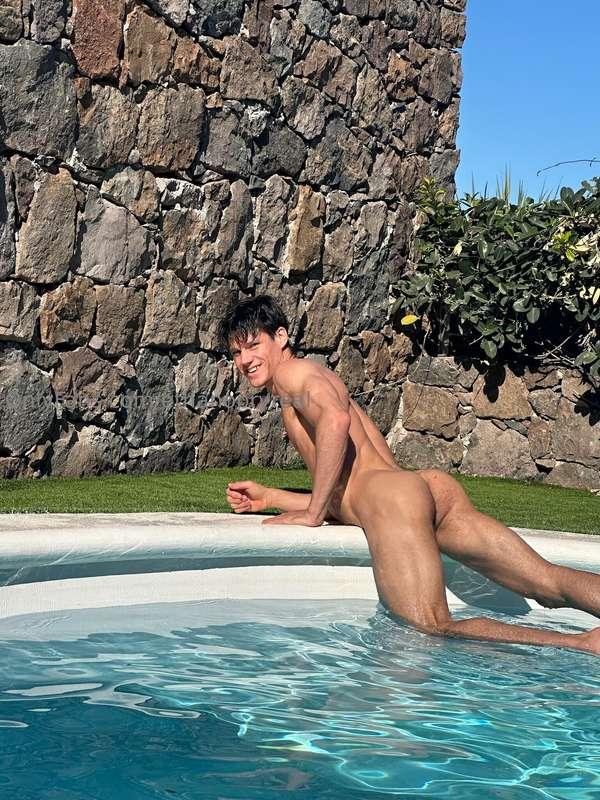 Have you ever fucked in the pool?😝