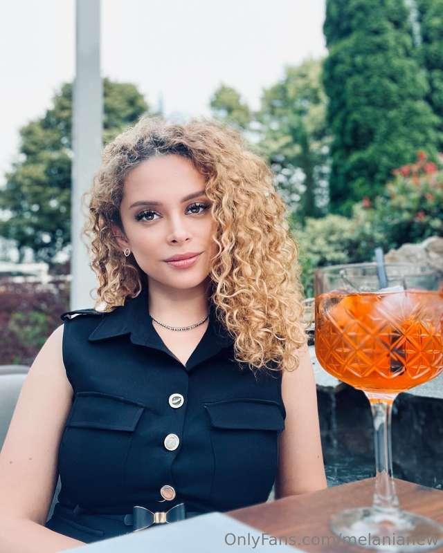 Tacchi alti, gambe sensuali e un drink fresco… pronta a fart..
