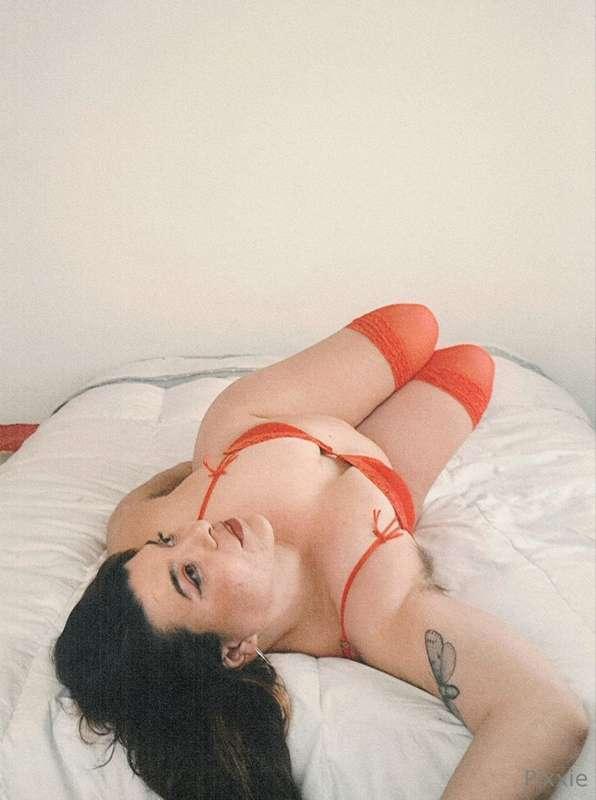  Wake me up tomorrow with kisses, and a bite on... 😈