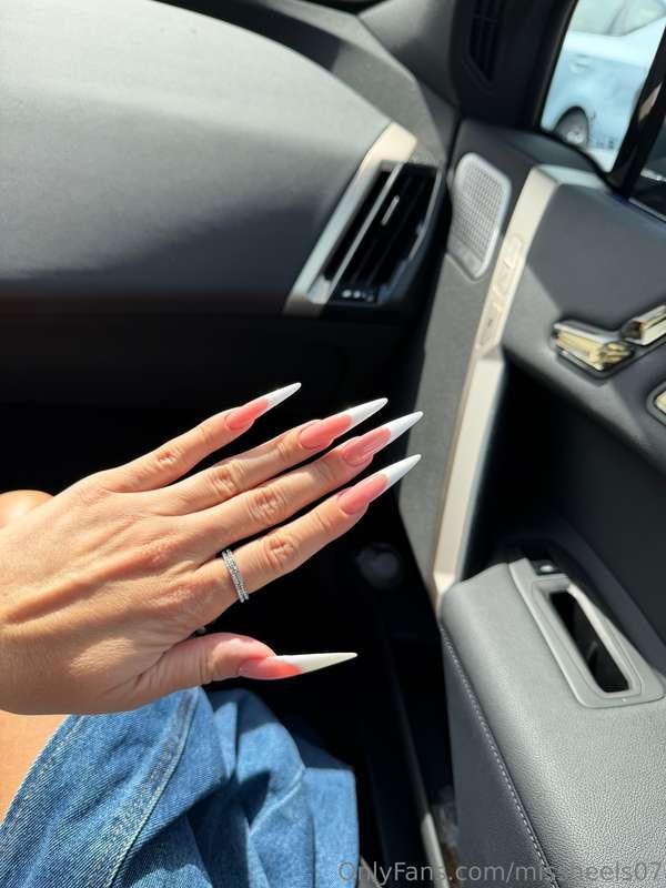 What about my mani? 💋