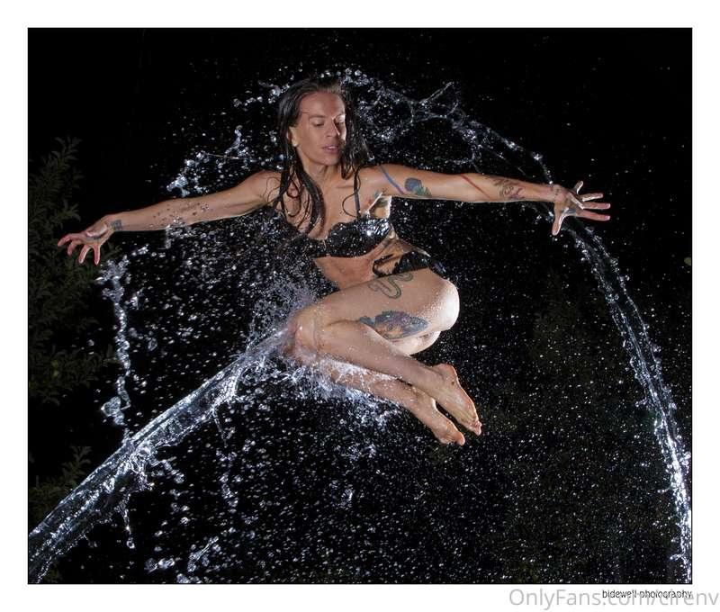 Let’s end the night with a splash. 😸💦💦