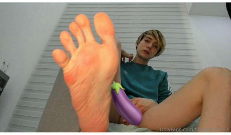 Jerking off & rubbing my cum on my foot😋