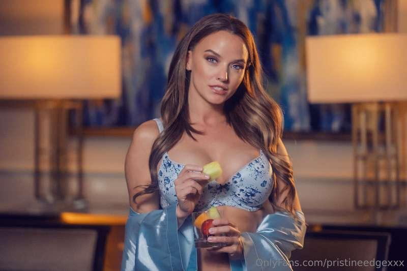 Get three solo videos and 3 nudes for only $14.44 limited sp..