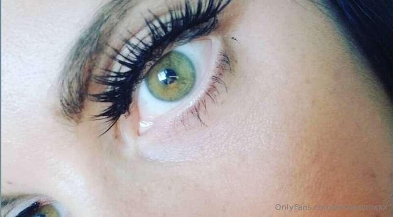 Your daily reminder that I have green-ish yellow-ish eyes 👀 ..