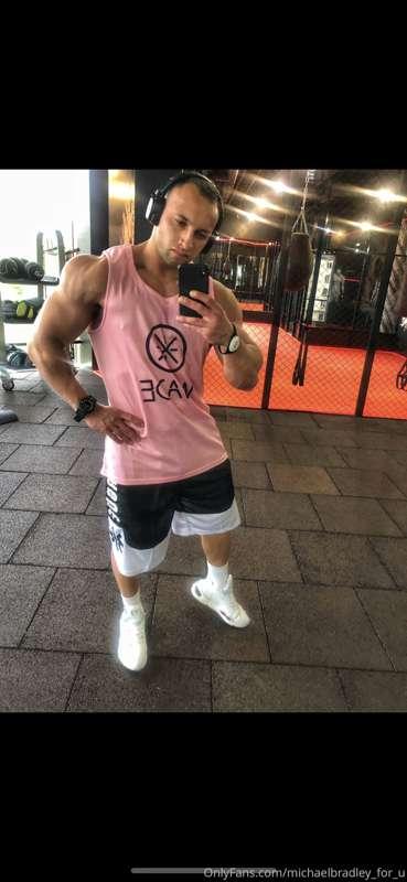 Hey gym time 
very soon competition💪