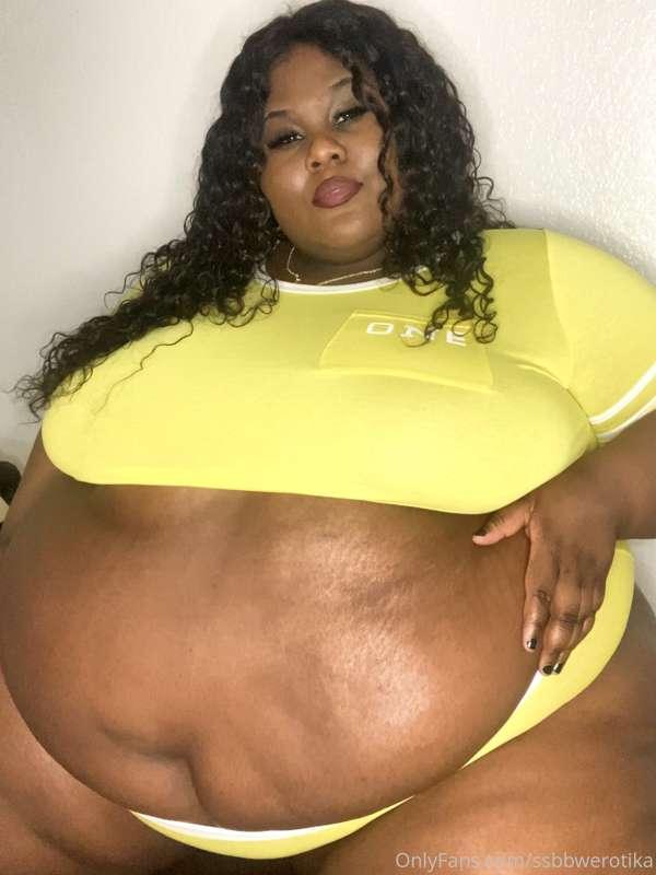 I’m loving my new yellow set from Rebdolls for my bday. 🥰 I ..