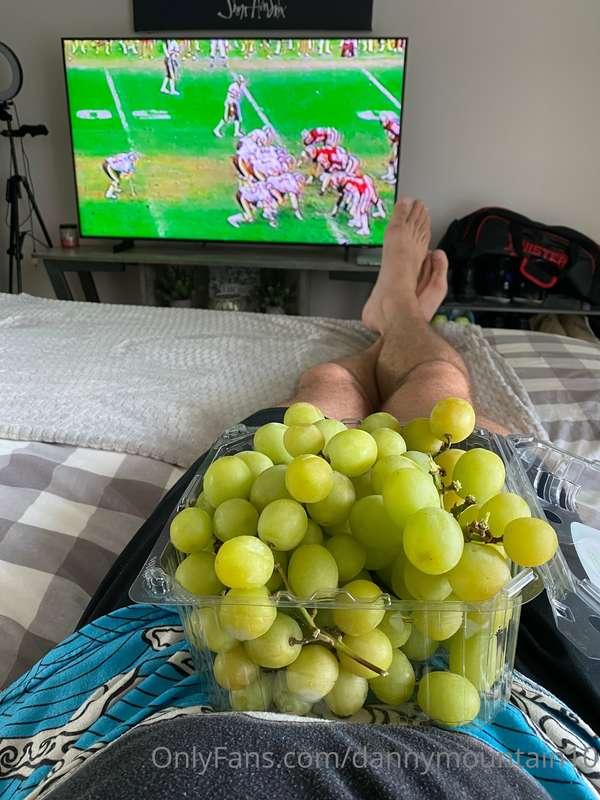 Can you eat a whole bunch of Grapes in ONE sitting??? 🍇🍇🍇🍇🍇🍇..