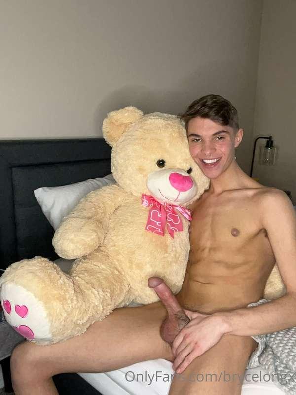 Need a valentine in my bed! 🥰😍