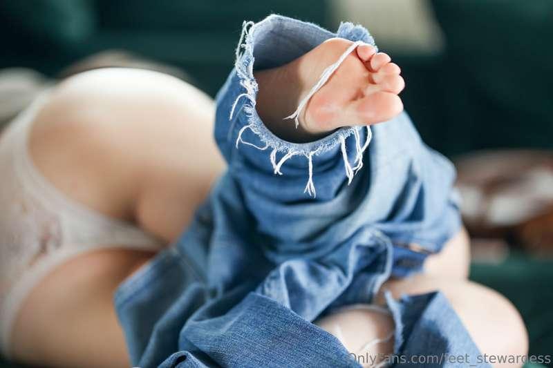 Tried taking off the jeans… got a bit stuck… stop staring an..