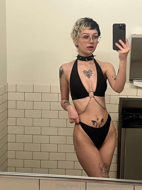 bathroom break or thirst trap? u decide 🖤