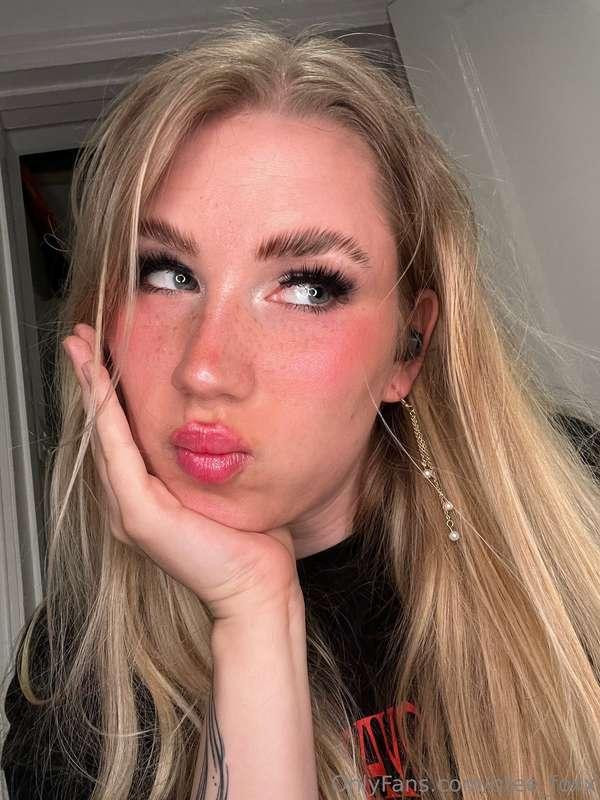 I usually take cute selfies when I feel so pretty and I take..