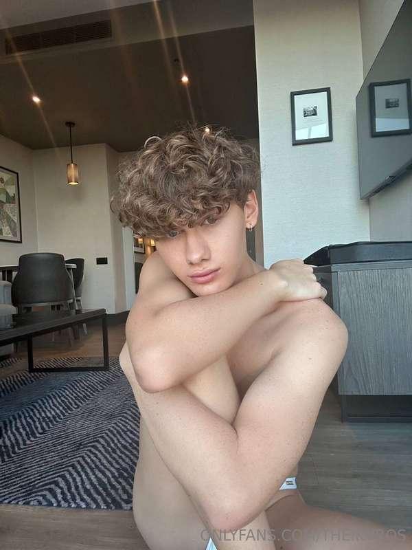 Should I collab with my cute twinky friend @ejaywoods ? 😇   ..