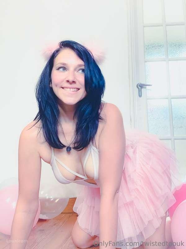 Who doesn’t love cake and balloons?